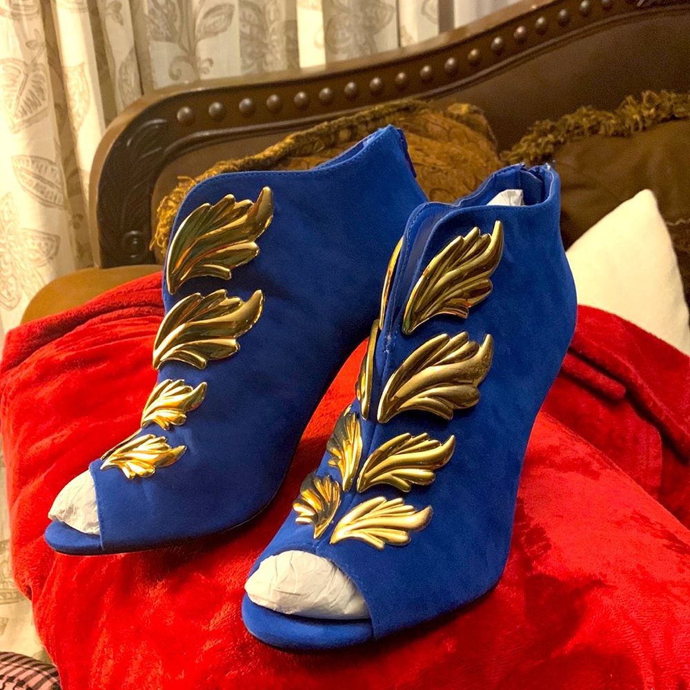All I can say is this is a BEAUTIFUL HEEL SHOE